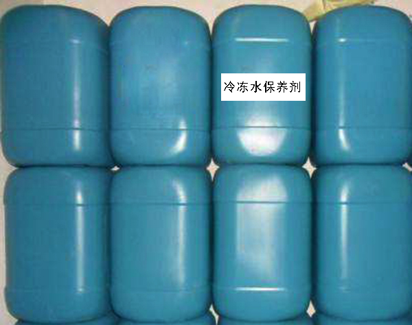 冷凍水保養(yǎng)劑適用于密閉系統(tǒng)以乙二醇、甲醇、乙醇、工業(yè)水等作冷媒的冷凍水及熱水系統(tǒng)作緩蝕劑用，也可用于防凍液、油輪、油罐中作水相緩蝕作用，以解決水線腐蝕問題，也適用于中央空調(diào)冷凍水系統(tǒng)。   密閉水緩蝕劑主要由有機(jī)腐蝕抑制劑、分散劑、亞硝酸鹽、鉬酸鹽等組成，是目前密閉系統(tǒng)中應(yīng)用較多，性能卓越的緩蝕劑之一。對(duì)碳鋼、不銹鋼、銅合金、鋁合金等多種材質(zhì)均有良好緩蝕性能。不含鉻酸鹽，在水中無顏色，減少金屬材質(zhì)產(chǎn)生斑點(diǎn)之現(xiàn)象。確保傳熱效率良好，減少維護(hù)和操作費(fèi)用。液狀產(chǎn)品添加及操作非常方便。本品適用于系統(tǒng)泄漏量小的密閉循環(huán)水冷卻系統(tǒng)。